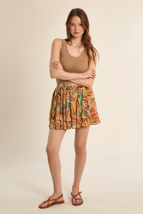Falda corta, con estampado y volantes.
