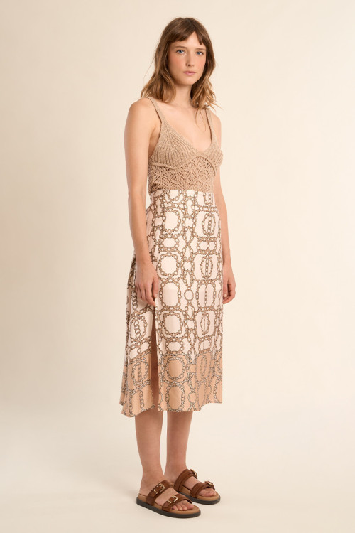Falda midi, satinada, con estampado.