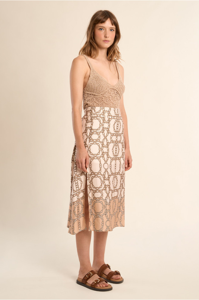 Falda midi, satinada, con estampado.