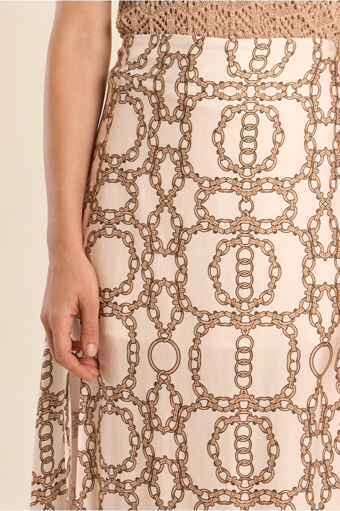 Falda midi, satinada, con estampado.