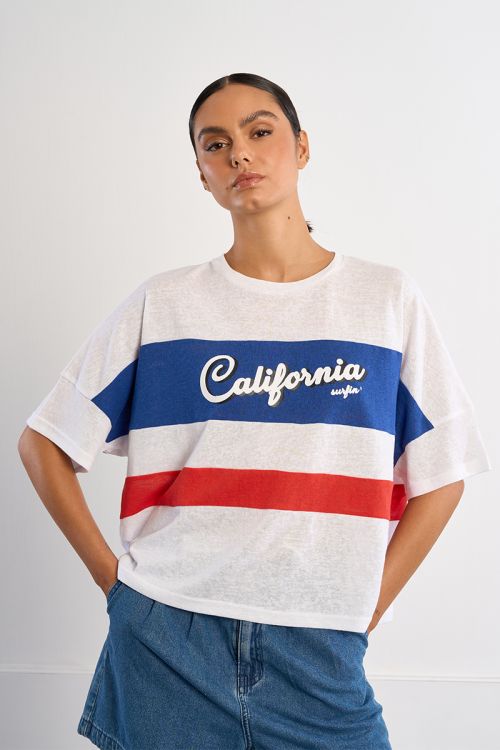 Camiseta de mujer de manga corta, con estampado frontal.