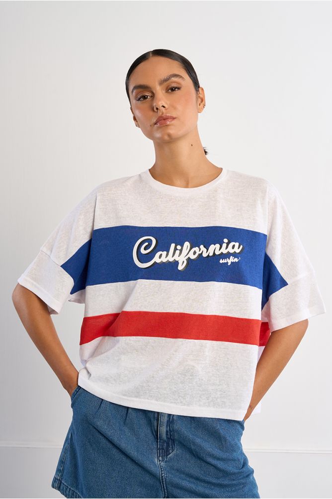 Camiseta de mujer de manga corta, con estampado frontal.