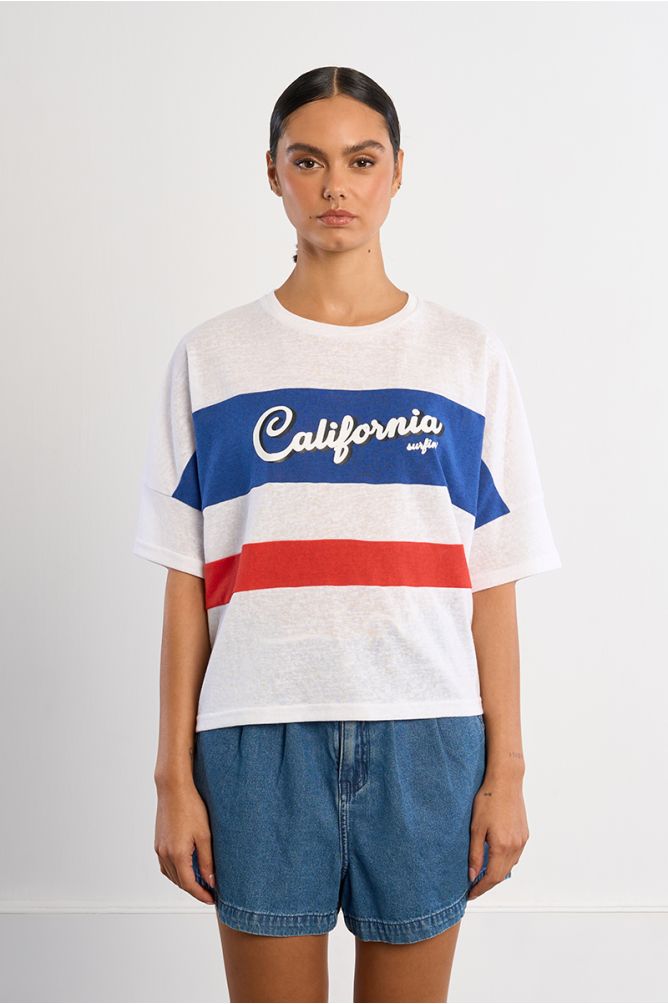 Camiseta de mujer de manga corta, con estampado frontal.