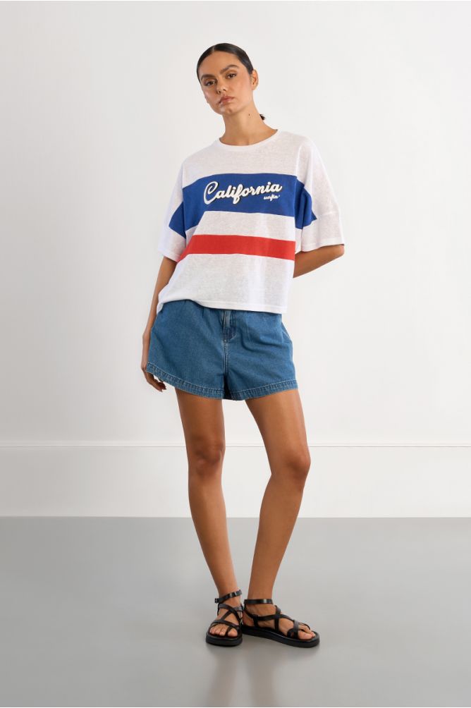 Camiseta de mujer de manga corta, con estampado frontal.