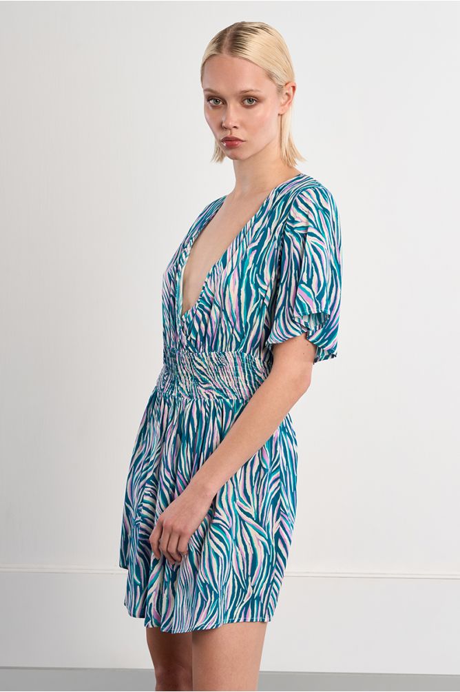 Vestido de manga corta mariposa, con estampado multicolor.
