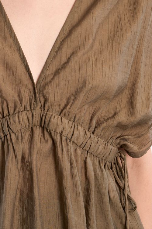Top de manga corta murcielago, detalle lazada.