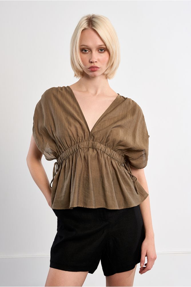 Top de manga corta murcielago, detalle lazada.