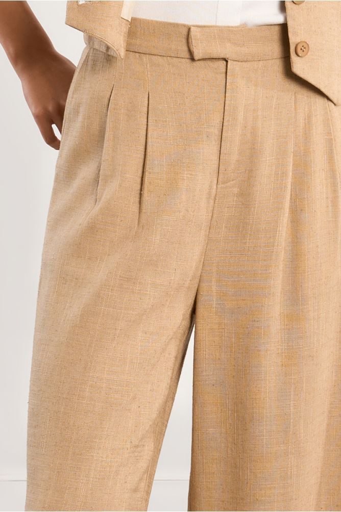Pantalón de mujer largo, detalle pliegues.
