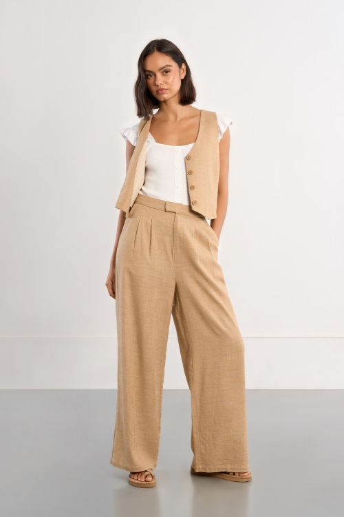 Pantalón de mujer largo, detalle pliegues.