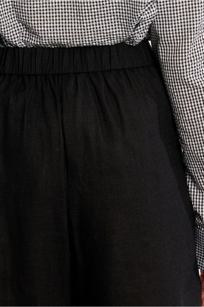 Short de mujer corto, bolsillos al bies.