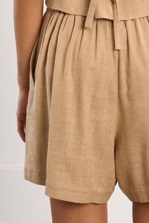 Short de mujer corto, bolsillos al bies.
