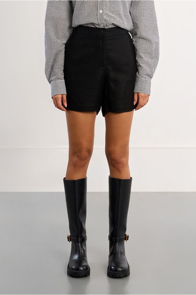 Short de mujer corto, bolsillos al bies.