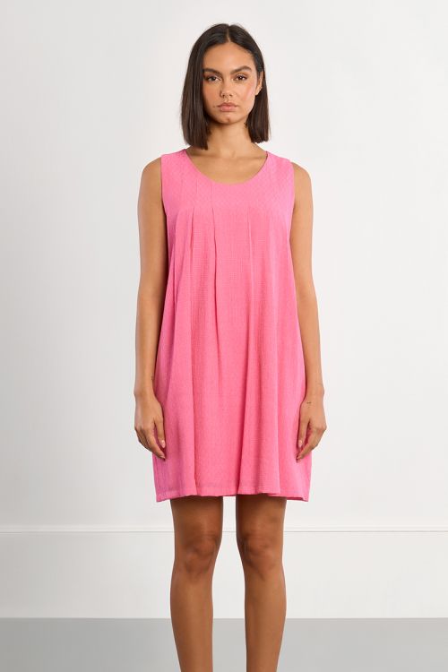 Vestido corto, de manga sisa, detalle pliegues.