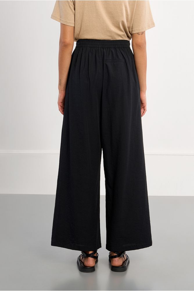 Pantalón de mujer largo, vaporoso.
