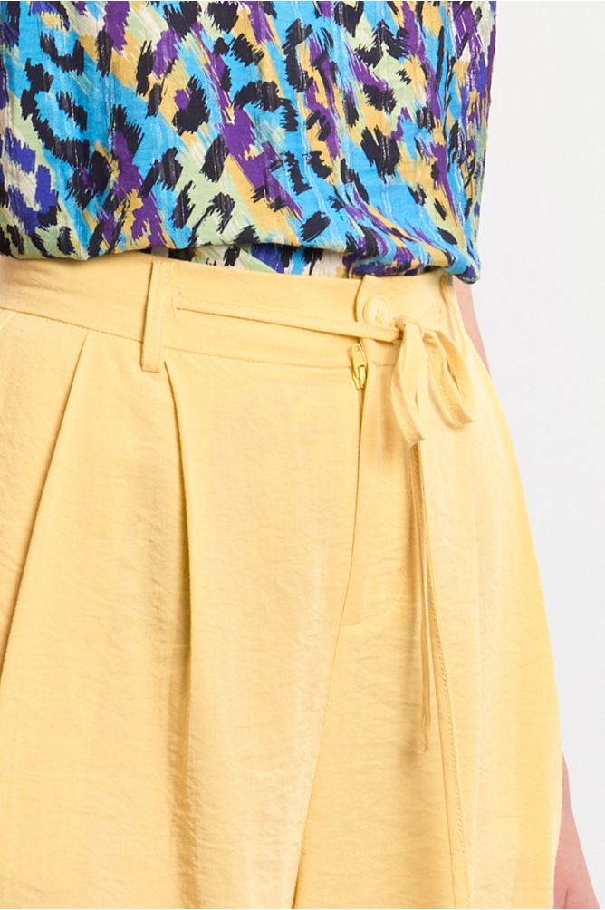 Wide-leg pants, high waist