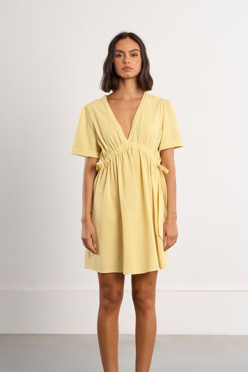 Vestido de manga corta, detalle lazadas.