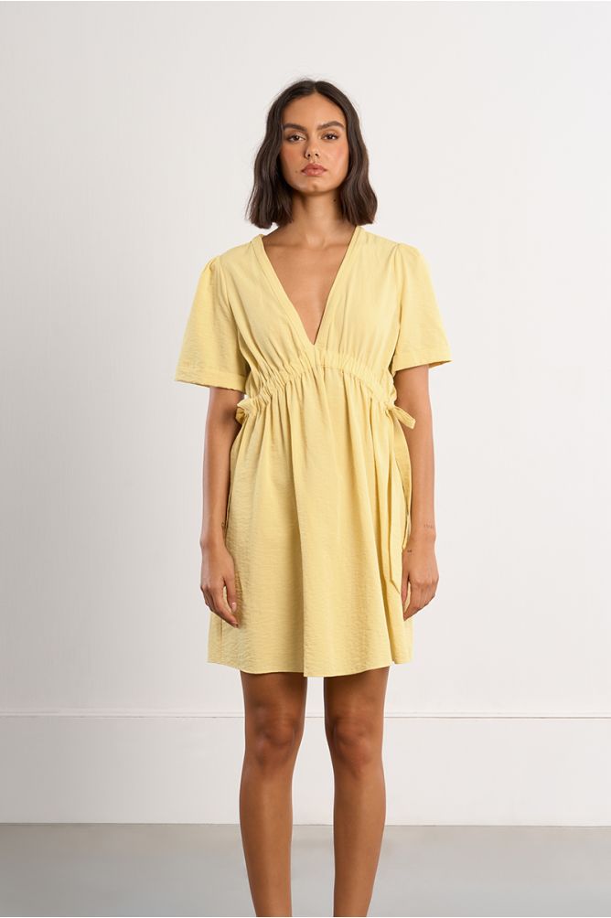 Vestido de manga corta, detalle lazadas.