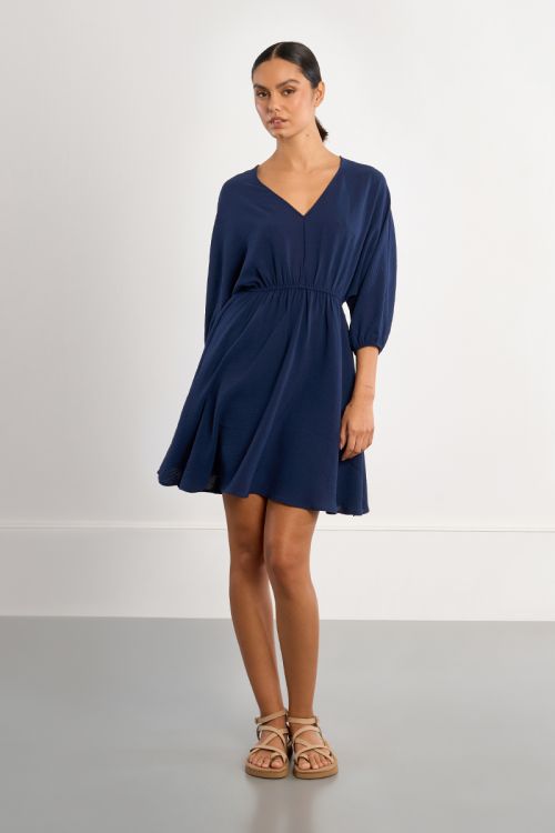 Vestido corto, de manga larga, detalle pliegues.