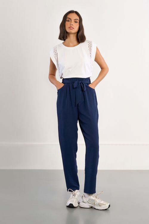Pantalón de mujer tobillero, con lazada.