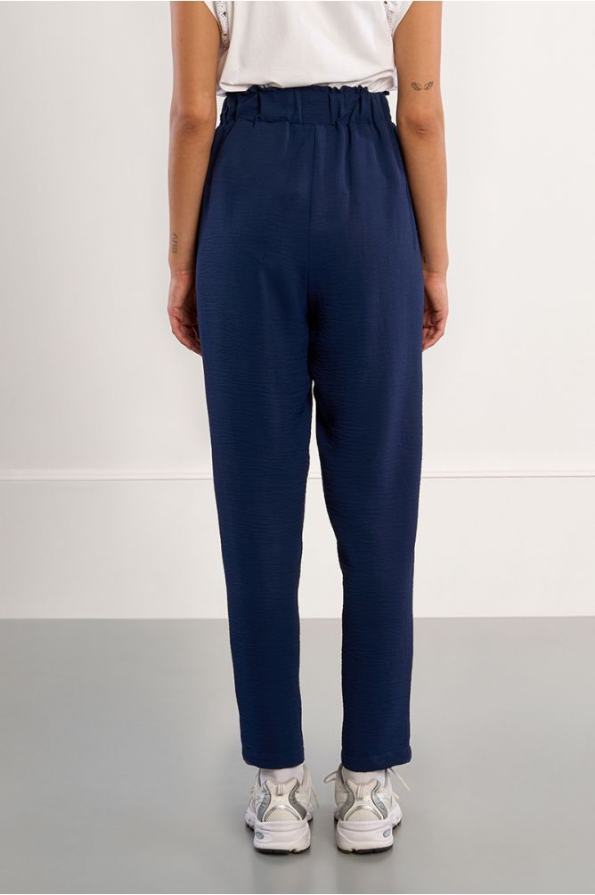 Pantalón de mujer tobillero, con lazada.