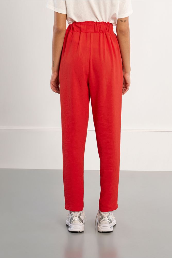 Pantalón de mujer tobillero, con lazada.