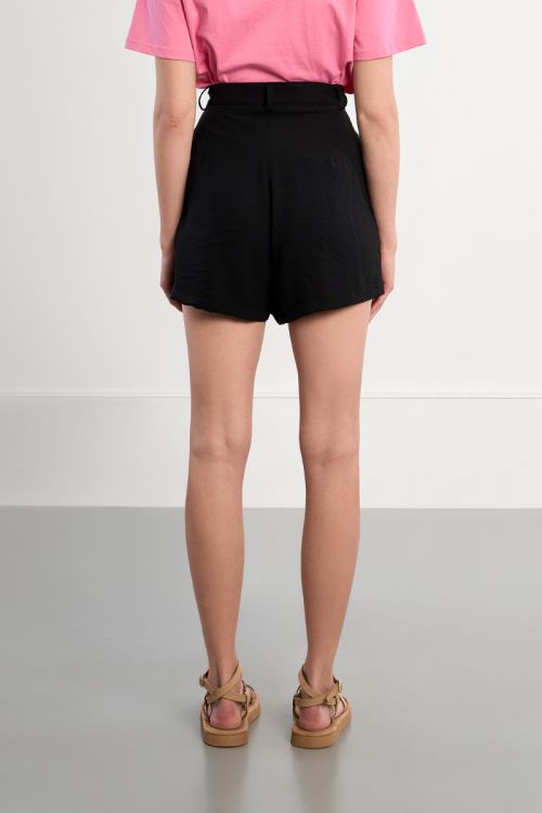 Short de mujer corto, perneras rectas.