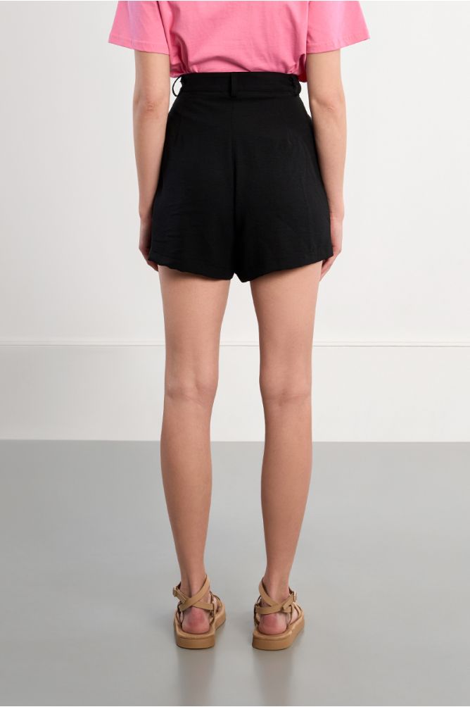Short de mujer corto, perneras rectas.