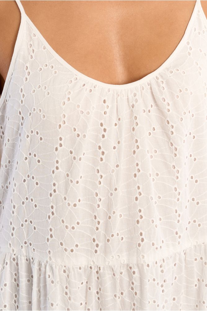 Vestido de tirantes, bordado, con volantes.