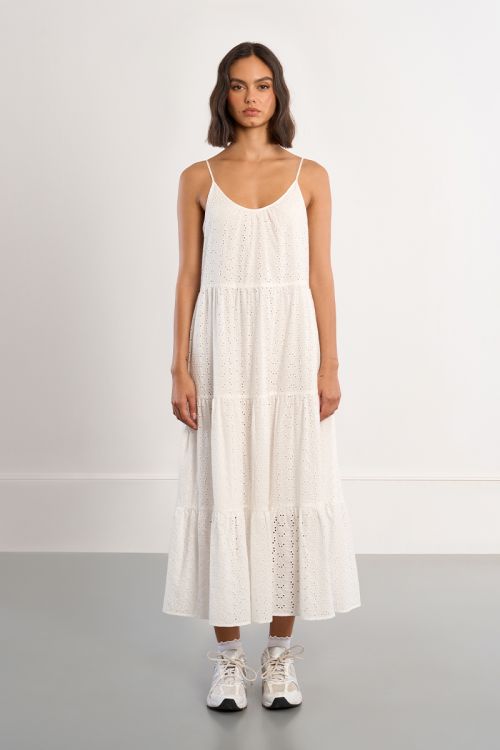 Vestido de tirantes, bordado, con volantes.