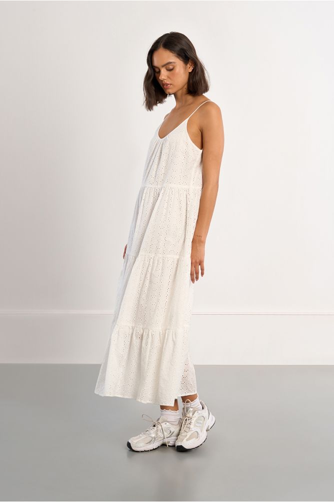 Vestido de tirantes, bordado, con volantes.