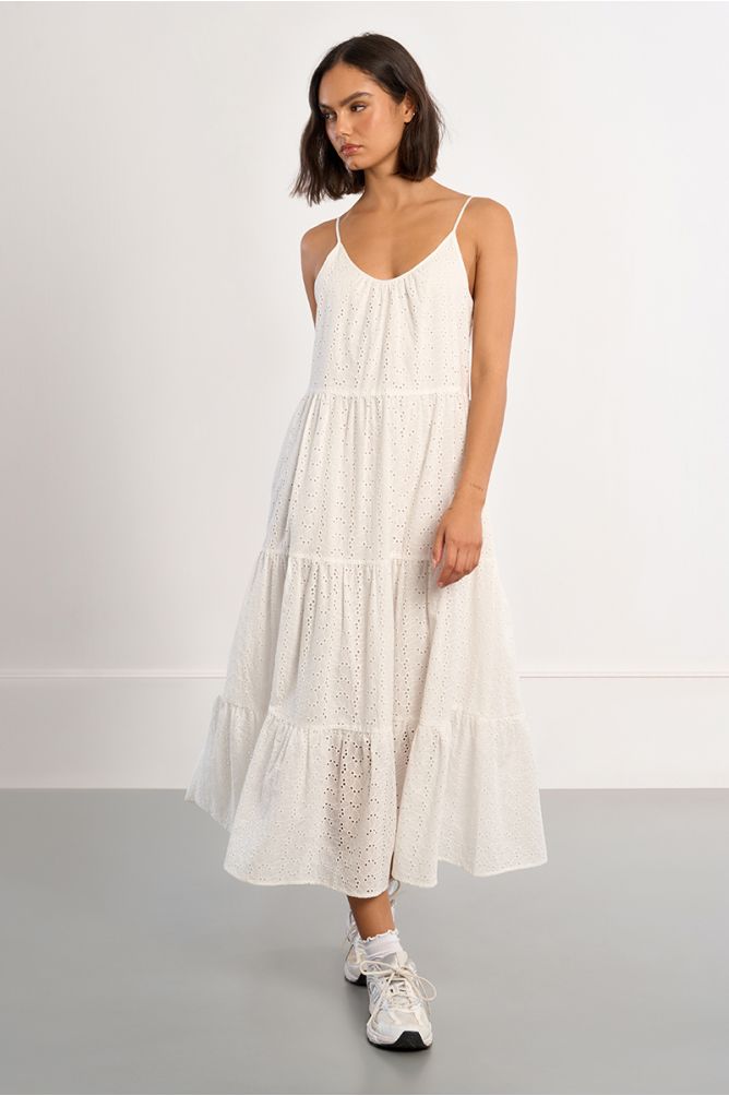 Vestido de tirantes, bordado, con volantes.