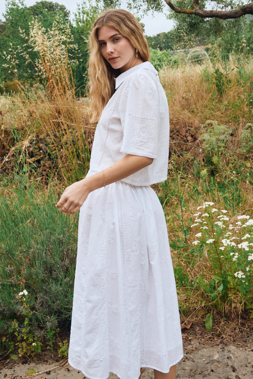 Falda midi, con detalles bordados.