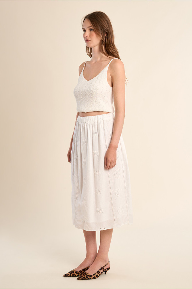 Falda midi, con detalles bordados.
