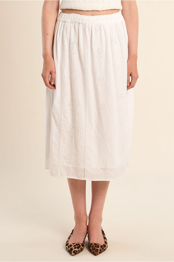 Falda midi, con detalles bordados.