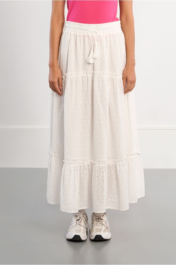 Falda larga, con detalle de flores y volantes.