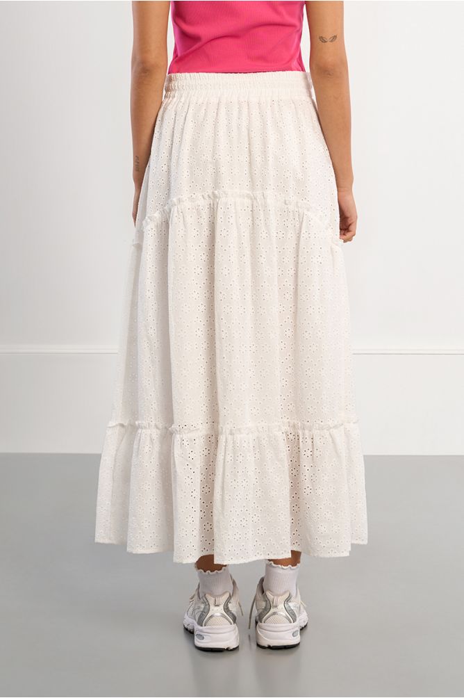 Falda larga, con detalle de flores y volantes.