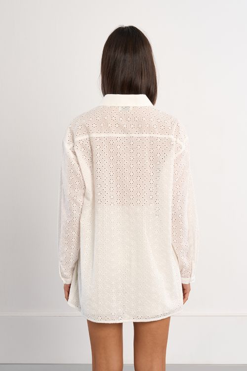 Camisa de mujer de manga larga, detalle flores.