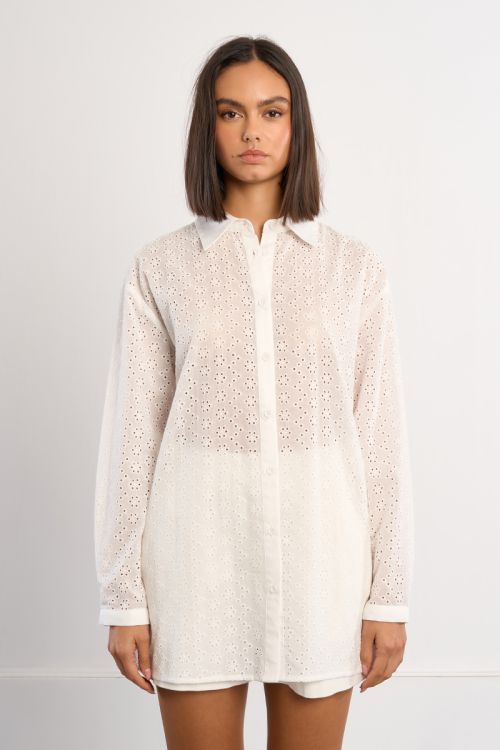 Camisa de mujer de manga larga, detalle flores.