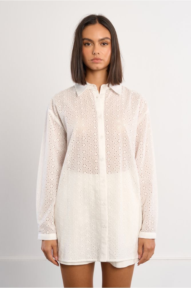 Camisa de mujer de manga larga, detalle flores.