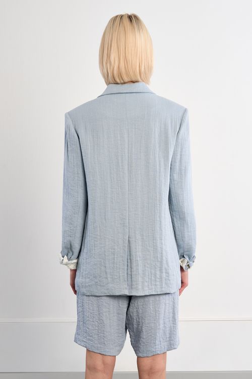 Blazer de mujer de manga larga, cuello y solapa.
