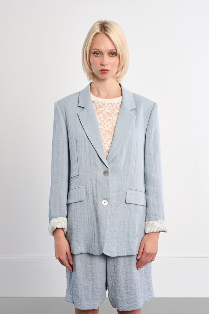 Blazer de mujer de manga larga, cuello y solapa.