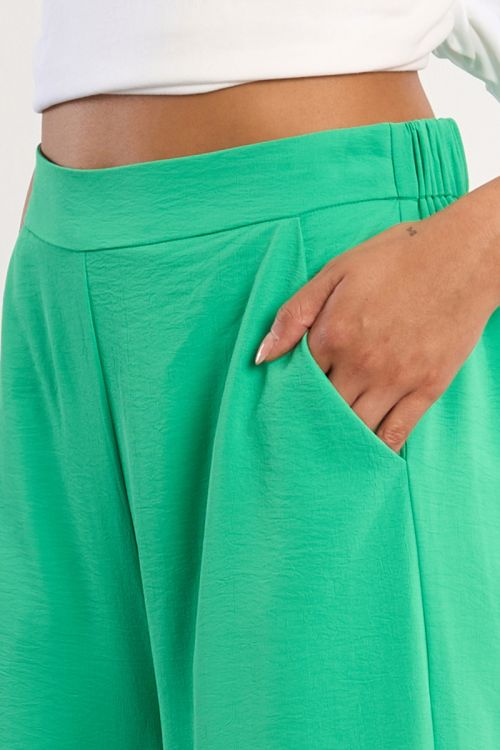 Pantalón de mujer largo, perneras anchas.