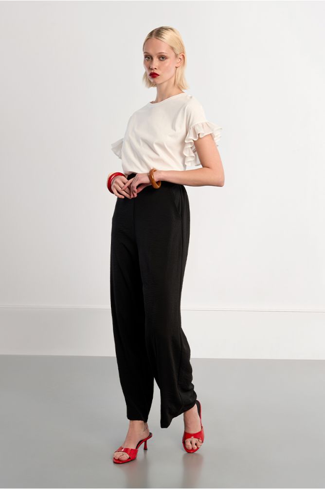 Pantalón de mujer largo, perneras anchas.