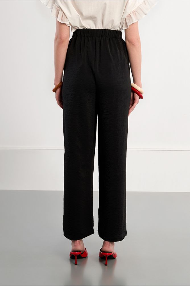Pantalón de mujer largo, perneras anchas.