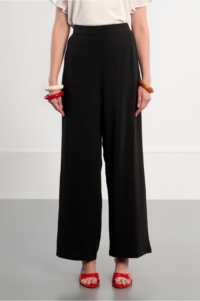 Pantalón de mujer largo, perneras anchas.