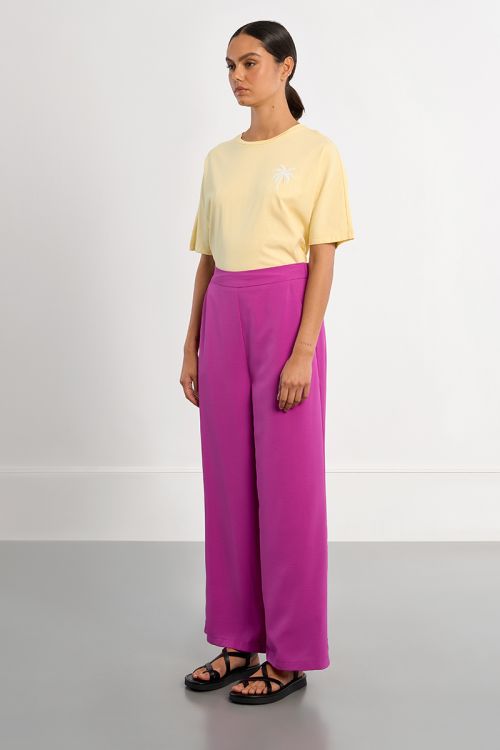 Pantalón de mujer largo, perneras anchas.