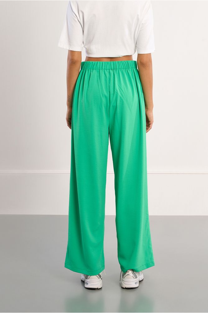 Pantalón de mujer largo, perneras anchas.