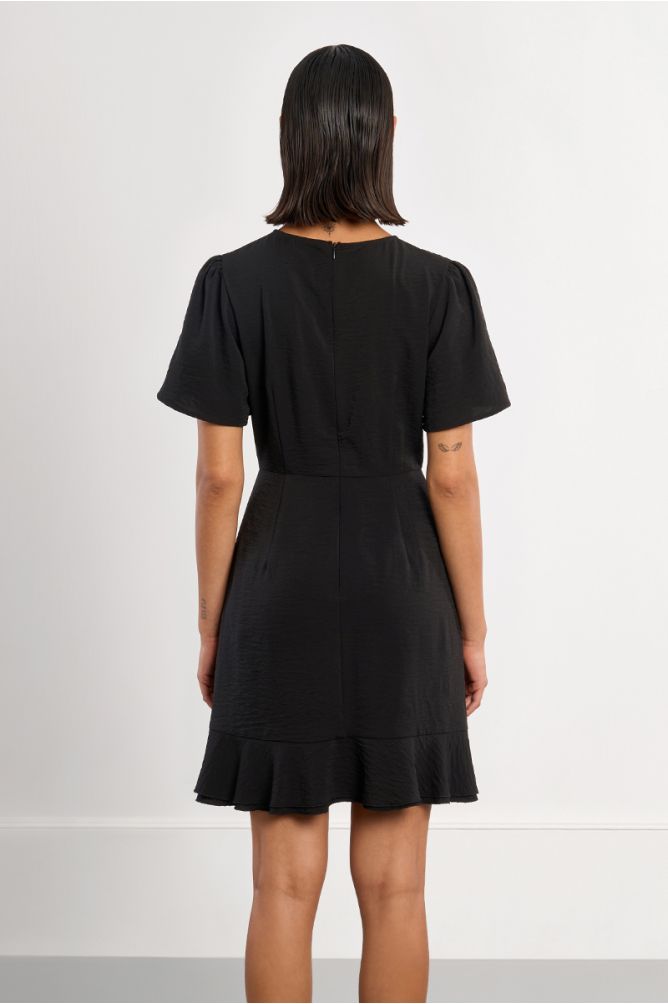 Vestido de manga corta, drapeado.