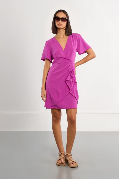 Vestido de manga corta, drapeado.