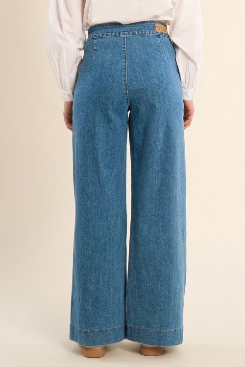 Pantalón de mujer largo, vaquero, perneras anchas.
